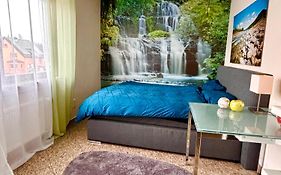 Magisches Doppelzimmer Mit Atemberaubender Wasserfall-Wand In Seligenstadt