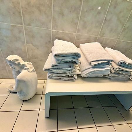 Magisches Doppelzimmer Mit Atemberaubender Wasserfall-Wand In Seligenstadt Exterior foto